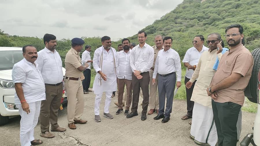 ವೃಕ್ಷೋದ್ಯಾನ ನಿರ್ಮಾಣಕ್ಕೆ ಗೊತ್ತುಪಡಿಸಿದ ಸ್ಥಳವನ್ನು ಗುರುವಾರ ಶಾಸಕ ಆರ್. ಬಸನಗೌಡ ತುರ್ವಿಹಾಳ ಅಧಿಕಾರಿಗಳೊಂದಿಗೆ ಪರಿಶೀಲಿಸಿದರು