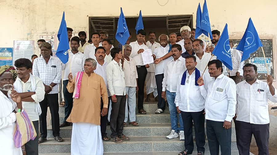 ಸುರಪುರದಲ್ಲಿ ದಲಿತ ಸಂಘರ್ಷ ಸಮಿತಿ ಮುಖಂಡರು ಶುಕ್ರವಾರ ವಿವಿಧ ಬೇಡಿಕೆಗಳಿಗೆ ಆಗ್ರಹಿಸಿ ತಹಶೀಲ್ದಾರ್ಗೆ ಮನವಿ ಪತ್ರ ಸಲ್ಲಿಸಿದರು