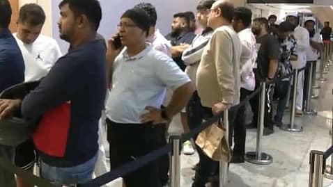 <div class="paragraphs"><p> ಜನರು ಸಾಲಿನಲ್ಲಿ ನಿಂತು ಫೋನ್‌ ಖರೀದಿ</p></div>