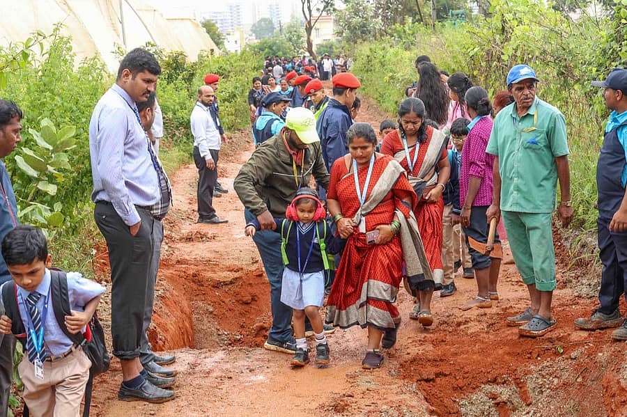 ಆವಲಹಳ್ಳಿ ಸಮೀಪ ರಸ್ತೆಯಲ್ಲಿ ಗುಂಡಿ ತೋಡಿರುವುದು