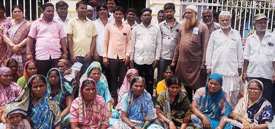 ಸಿಂದಗಿ ಪಟ್ಟಣದ ಡಾ.ಬಿ.ಆರ್.ಅಂಬೇಡ್ಕರ್ ವೃತ್ತದಲ್ಲಿ ಶುಕ್ರವಾರ ನಿರಾಶ್ರಿತರು ಧರಣಿ ಸತ್ಯಾಗ್ರಹ ಅಂತ್ಯಗೊಳಿಸಿದರು.