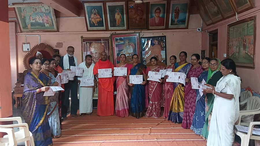 ಭಾಲ್ಕಿಯ ಹಿರೇಮಠ ಸಂಸ್ಥಾನದಲ್ಲಿ ಕಲ್ಯಾಣ ಕರ್ನಾಟಕ ವಿಜಯೋತ್ಸವದ ಕರಪತ್ರಗಳನ್ನು ಬಿಡುಗಡೆ ಮಾಡಲಾಯಿತು