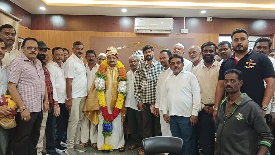 ಬಂಗಾರಪೇಟೆ ಪಟ್ಟಣದ ಶಾಸಕರ ಕಚೇರಿಯಲ್ಲಿ ಶಾಸಕರನ್ನು ಗೌರವಿಸಿದರು