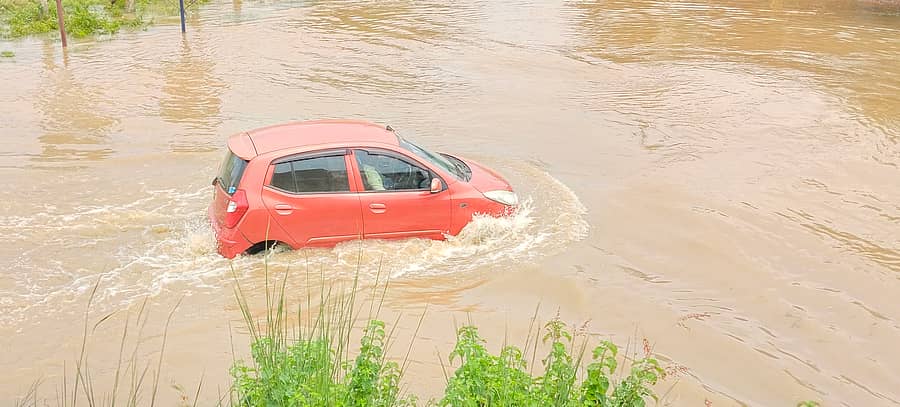 ಮಳೆ ನೀರಿನಲ್ಲಿ ಸಿಲುಕಿದ ಕಾರು