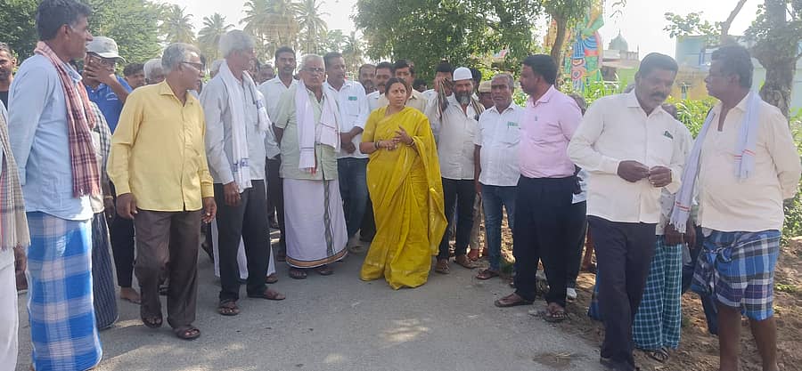 ಬೇತಮಂಗಲ ಸಮೀಪದ ಸುವರ್ಣಹಳ್ಳಿ ಗ್ರಾಮದಿಂದ ವೆಂಗಸಂದ್ರ ಕ್ರಾಸ್‌ವರೆಗೂ ನಡೆಯುತ್ತಿರುವ ಡಾಂಬರು ರಸ್ತೆ ಕಾಮಗಾರಿಯನ್ನು ಶಾಸಕಿ ರೂಪಕಲಾ ಸ್ಥಳಕ್ಕೆ ಭೇಟಿ ನೀಡಿ ಪರಿಶೀಲನೆ ನಡೆಸಿದರು 