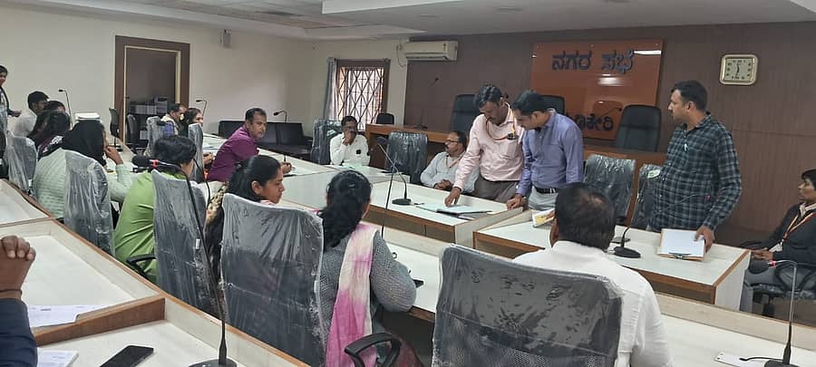 ಮಡಿಕೇರಿ ನಗರಸಭೆಯಲ್ಲಿ ಶುಕ್ರವಾರ ರಾತ್ರಿಯಾದರೂ ಲೋಕಾಯುಕ್ತ ಪೊಲೀಸರು ಕಡತಗಳ ಪರಿಶೀಲನೆ ನಡೆಸಿದರು