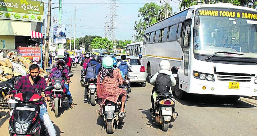 <div class="paragraphs"><p>ಲಿಂಕ್‌ ರಸ್ತೆಯಲ್ಲಿ ವಾಹನ ದಟ್ಟಣೆ</p></div>