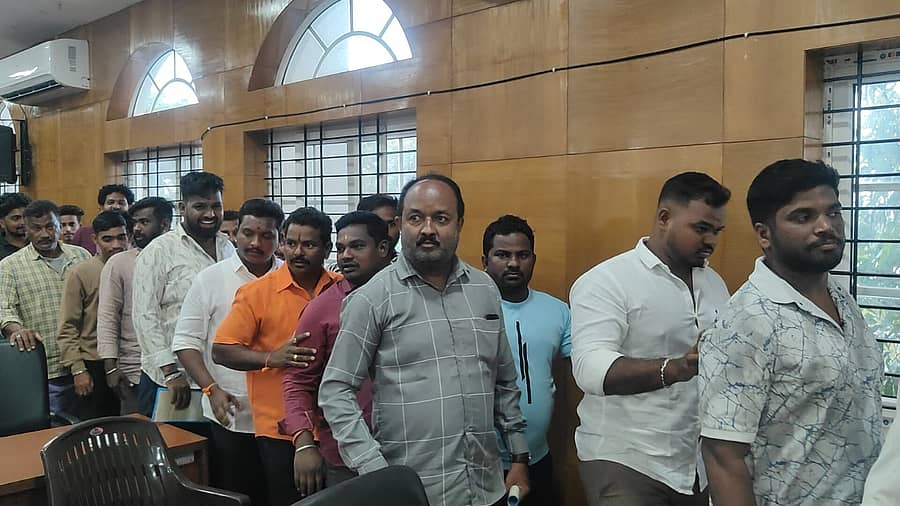 ಹೊಸಪೇಟೆಯಲ್ಲಿ ಶುಕ್ರವಾರ ವಾಲ್ಮೀಕಿ ಜಯಂತಿ ಕುರಿತ ಪೂರ್ವಭಾವಿ ಸಭೆಯನ್ನು ವಾಲ್ಮೀಕಿ ಸಮಾಜದವರು ಬಹಿಷ್ಕರಿಸಿದರು.
–ಪ್ರಜಾವಾಣಿ ಚಿತ್ರ