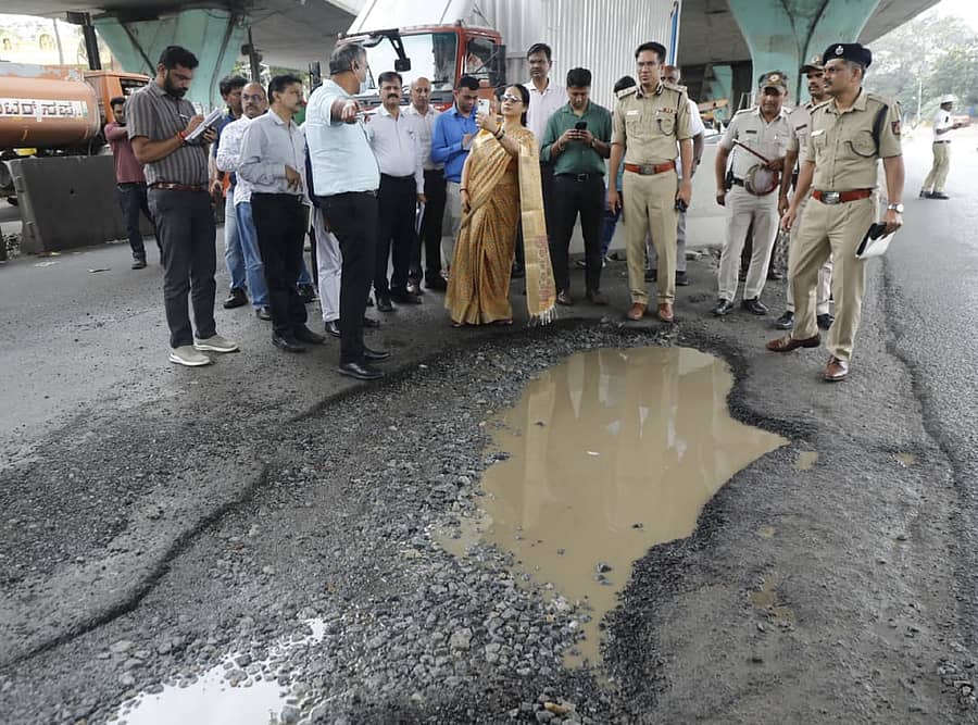 ಮಳೆಯಿಂದಾಗಿ ಉಂಟಾಗಿರುವ ಅನಾಹುತಗಳ ಬಗ್ಗೆ ಪರಿಶೀಲನೆ ಮಾಡಲು ನಗರದ ವಿವಿಧ ಸ್ಥಳಗಳಿಗೆ ಶುಕ್ರವಾರ ಭೇಟಿ ನೀಡಿದ್ದ ಮುಖ್ಯ ಕಾರ್ಯದರ್ಶಿ ಶಾಲಿನಿ ರಜನೀಶ್ ಅವರು ಹಾಳಾಗಿರುವ ರಸ್ತೆಯ ಫೋಟೊ ತೆಗೆದರು