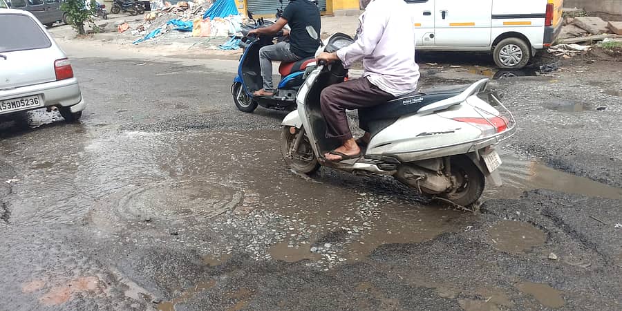 ರಾಜಗೋಪಾಲನಗರ ಮುಖ್ಯರಸ್ತೆಯಲ್ಲಿರುವ ಗುಂಡಿಗಳ ಮಧ್ಯೆ ವಾಹನ ಸವಾರರ ಪರದಾಟ