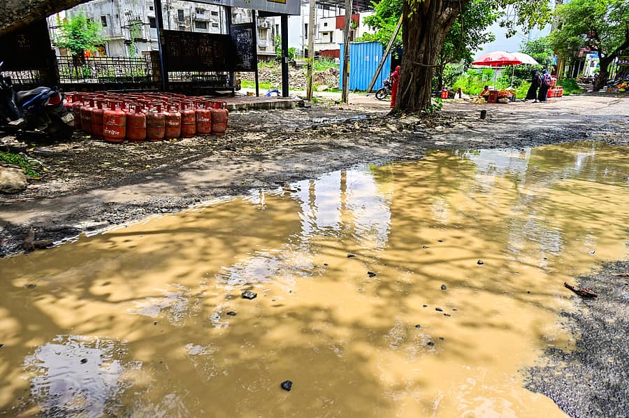 ಕಲಬುರಗಿಯ ಹಳೆ ಜೇವರ್ಗಿ ರಸ್ತೆಯಲ್ಲಿ ಮಳೆಯ ನೀರು ತುಂಬಿ ಗುಂಡಿ ಬಿದ್ದಿರುವುದರಿಂದ ಸಂಚಾರಕ್ಕೆ ತೊಂದರೆ ಉಂಟಾಗಿರುವುದು