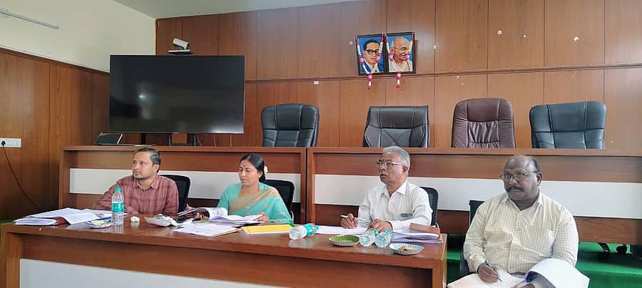 ಕೆಜಿಎಫ್‌ ತಾಲ್ಲೂಕು ಪಂಚಾಯಿತಿಯಲ್ಲಿ ಶುಕ್ರವಾರ ನಡೆದ ಜಲ ಜೀವನ ಮಿಷನ್‌ ಪ್ರಗತಿ ಪರಿಶೀಲನೆ ಸಭೆಯಲ್ಲಿ ಶಾಸಕಿ ಎಂ.ರೂಪಕಲಾ ಮಾತನಾಡಿದರು. ಇಒ ವೆಂಕಟೇಶಪ್ಪ, ಎಇಇಗಳಾದ ಪ್ರವೀಣ್‌ ಮತ್ತು ಸೂರ್ಯಪ್ರಕಾಶ್‌ ಇದ್ದರು.