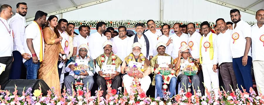 <div class="paragraphs"><p>ರಾಮನಗರದ ಜೂನಿಯರ್ ಕಾಲೇಜು ಮೈದಾನದಲ್ಲಿ ಶುಕ್ರವಾರ ಜರುಗಿದ ಡಿ. ದೇವರಾಜ ಅರಸು ಅವರ ಜನ್ಮ ದಿನಾಚರಣೆ ಕಾರ್ಯಕ್ರಮ</p></div>