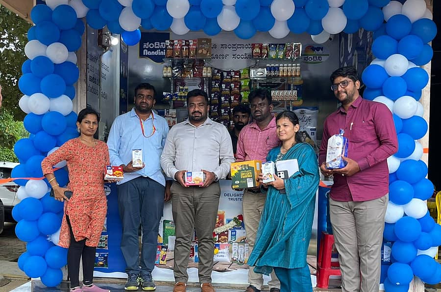 ನೂತನವಾಗಿ ಪ್ರಾರಂಭಿಸಲಾದ ನಂದಿನಿ ಪಾರ್ಲರ್ ಎದುರು ವ್ಯವಸ್ಥಾಪಕ ನಿರ್ದೇಶಕ ಪ್ರದೀಪ್ ಎಸ್‌.ಎಂ. ಹಾಗೂ ಸಿಬ್ಬಂದಿ, ಹಾಲು–ಹಾಲಿನ ಉತ್ಪನ್ನಗಳನ್ನು ಪ್ರದರ್ಶಿಸಿದರು