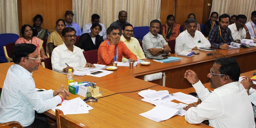 ಬಾಗಲಕೋಟೆಯಲ್ಲಿ ಶುಕ್ರವಾರ ನಡೆದ ಮಹಿಳಾ ಮತ್ತು ಮಕ್ಕಳ ಅಭಿವೃದ್ಧಿ ಇಲಾಖೆ ಪ್ರಗತಿ ಪರಿಶೀಲನೆ ಸಭೆಯಲ್ಲಿ ಜಿಲ್ಲಾಧಿಕಾರಿ ಸಂಗಪ್ಪ ಮಾತನಾಡಿದರು