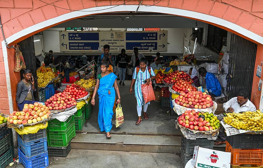 ಮೆಜೆಸ್ಟಿಕ್ಗೆ ಹೊಂದಿಕೊಂಡಂತೆ ಇರುವ ಸುರಂಗ ಮಾರ್ಗದ ಪ್ರವೇಶ ದ್ವಾರವನ್ನು ಅತಿಕ್ರಮಿಸಿಕೊಂಡಿರುವ ಬೀದಿಬದಿಯ ವ್ಯಾಪಾರಿಗಳು
ಪ್ರಜಾವಾಣಿ ಚಿತ್ರ/ ಎಂ.ಎಸ್.ಮಂಜುನಾಥ್