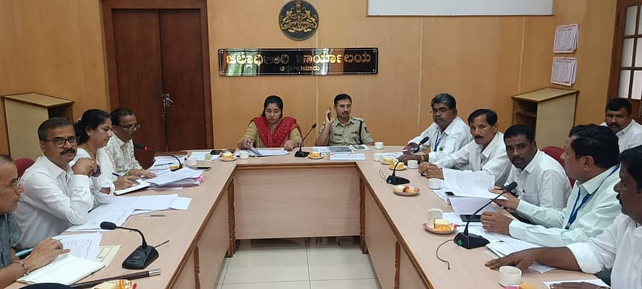 ನಗರದ ಜಿಲ್ಲಾಧಿಕಾರಿಗಳ ಕಚೇರಿಯಲ್ಲಿ ಶುಕ್ರವಾರ ಜಿಲ್ಲಾಧಿಕಾರಿ ಸಿ.ಎನ್.ಮೀನಾ ನಾಗರಾಜ್ ಅಧ್ಯಕ್ಷತೆಯಲ್ಲಿ ಪ.ಜಾತಿ ಮತ್ತು ಪ.ಪಂಗಡಗಳ ಜಿಲ್ಲಾ ಮಟ್ಟದ ಜಿಲ್ಲಾ ಜಾಗೃತಿ ಮತ್ತು ಉಸ್ತುವಾರಿ ಸಮಿತಿ ಸಭೆ ನಡೆಯಿತು.