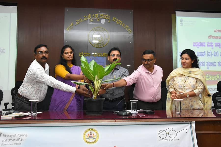 ಚಿಕ್ಕಬಳ್ಳಾಪುರದಲ್ಲಿ ನಡೆದ ಕಮ್ಯುನಿಟಿ ಮೊಬಿಲೈಸರ್ಗಳಿಗೆ ತರಬೇತಿ ಕಾರ್ಯಾಗಾರಕ್ಕೆ ಜಿಲ್ಲಾಧಿಕಾರಿ ಪಿ.ಎನ್.ರವೀಂದ್ರ ಚಾಲನೆ ನೀಡಿದರು