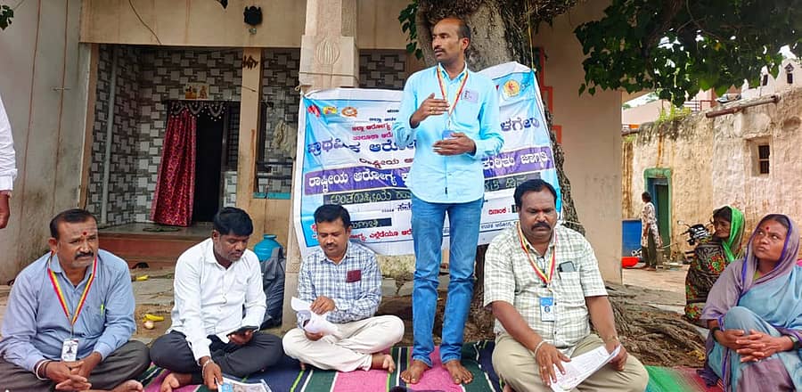 <div class="paragraphs"><p>ಕುಷ್ಟಗಿ ಯಲಬುಣಚಿಯಲ್ಲಿ ಶುಕ್ರವಾರ ಹಾವು ಕಡಿತ ಜಾಗೃತಿ ದಿನದಲ್ಲಿ ತಜ್ಞ ವೈದ್ಯರು ಜನರಿಗೆ ಮಾಹಿತಿ ನೀಡಿದರು</p></div>