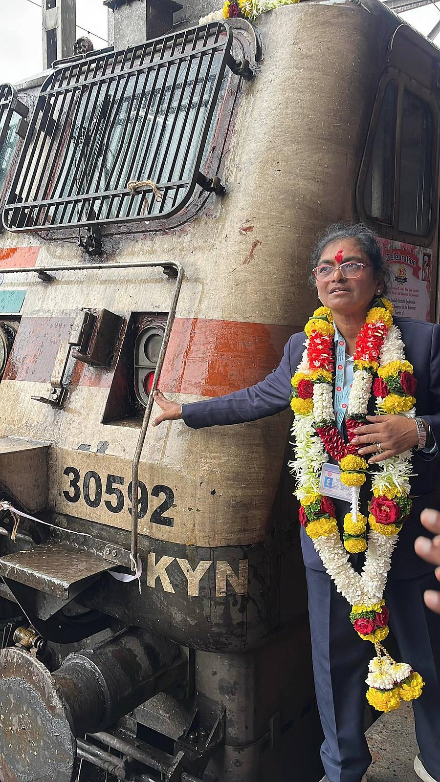 ಹಜರತ್‌ ನಿಜಾಮುದ್ದೀನ್– ಎಸ್‌ಸಿಎಂಟಿ ರಾಜಧಾನಿ ಎಕ್ಸ್‌ಪ್ರೆಸ್‌ ರೈಲು ಗುರುವಾರ ಛತ್ರಪತಿ ಶಿವಾಜಿ ಮಹಾರಾಜ ಟರ್ಮಿನಲ್‌ ತಲುಪುತ್ತಿದ್ದಂತೆಯೇ ರೈಲು ಚಾಲಕಿ ಸುರೇಖಾ ಅವರಿಗೆ ಅವರ ಸಹೋದ್ಯೋಗಿಗಳು, ಸಿಬ್ಬಂದಿ ಹಾಗೂ ಕುಟುಂಬಸ್ಥರು ಹಾರ ಹಾಕಿ ಸುರೇಖಾ ಅವರಿಗೆ ಪುಟ್ಟ ಬೀಳ್ಕೊಡುಗೆ ನೀಡಿದರು