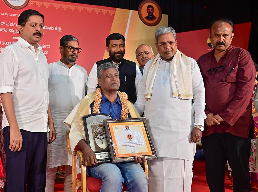 ಬೆಂಗಳೂರಿನಲ್ಲಿ ಶುಕ್ರವಾರ ನಡೆದ ಕಾರ್ಯಕ್ರಮದಲ್ಲಿ 2024ನೇ ಸಾಲಿನ ‘ವಡ್ಡರ್ಸೆ ರಘುರಾಮ ಶೆಟ್ಟಿ ಸಾಮಾಜಿಕ ನ್ಯಾಯ ಪತ್ರಿಕೋದ್ಯಮ ಪ್ರಶಸ್ತಿ’ಯನ್ನು ಸಿದ್ದರಾಮಯ್ಯ ಅವರು ಪತ್ರಕರ್ತ ಡಿ. ಉಮಾಪತಿ ಅವರಿಗೆ ಪ್ರದಾನ ಮಾಡಿದರು.
ಪ್ರಜಾವಾಣಿ ಚಿತ್ರ