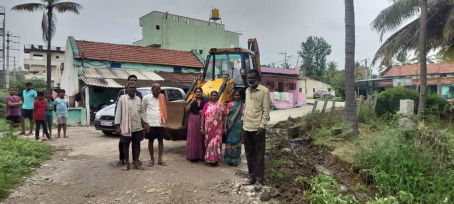 ಹಾರೋಹಳ್ಳಿಯ ಕೆಬ್ಬೆದೊಡ್ಡಿ ಗ್ರಾಮಸ್ಥರು ಸ್ವಂತ ಹಣದಲ್ಲಿ ಚರಂಡಿ ಸ್ವಚ್ಛತೆ ಮಾಡಿಸಿದರು
