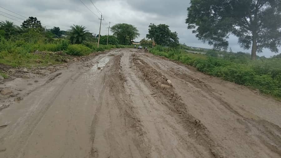 ಚಿಂಚೋಳಿ ತಾಲ್ಲೂಕಿನ ಗಣಾಪುರಕ್ಕೆ ತೆರಳುವ ರಾಜ್ಯ ಹೆದ್ದಾರಿ 122 ಸಂಪೂರ್ಣ ಹಾಳಾಗಿದ್ದು ವಾಹನಗಳ ಓಡಾಟಕ್ಕೆ ತೊಂದರೆಯಾಗುತ್ತಿದೆ