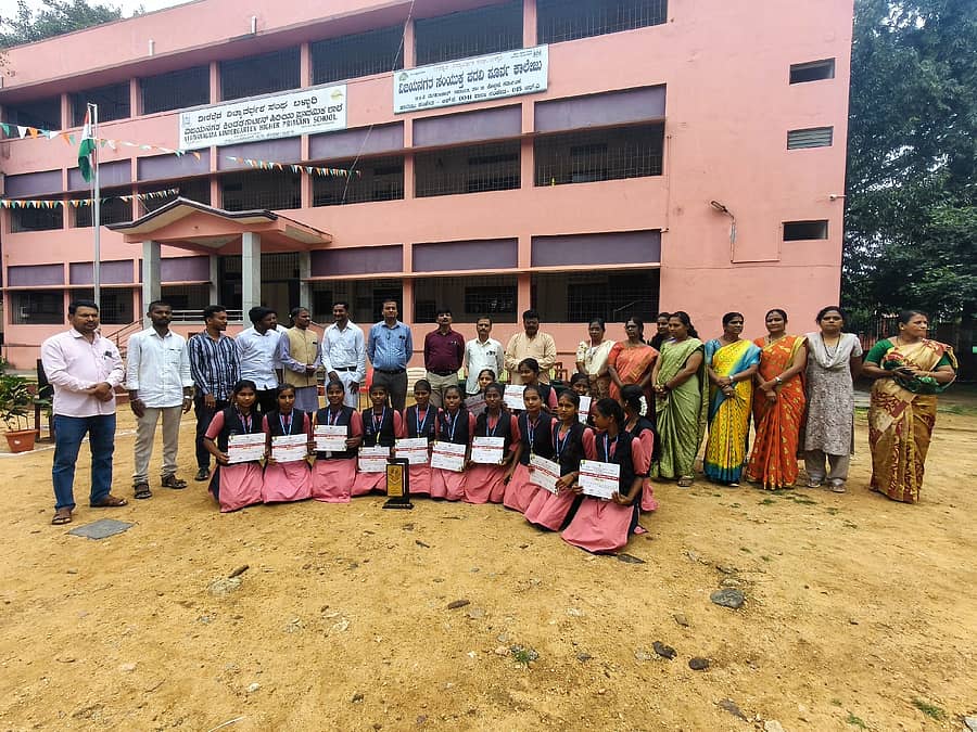 ಮುನಿರಾಬಾದ್ ನ ವಿಜಯನಗರ ಸಂಯುಕ್ತ ಪದವಿ ಪೂರ್ವ ಕಾಲೇಜಿನ ಬಾಲಕಿಯರ ತಂಡ ಫುಟ್ಬಾಲ್ ಸ್ಪರ್ಧೆಯಲ್ಲಿ ರಾಜ್ಯಮಟ್ಟಕ್ಕೆ ಆಯ್ಕೆಯಾಗಿದೆ