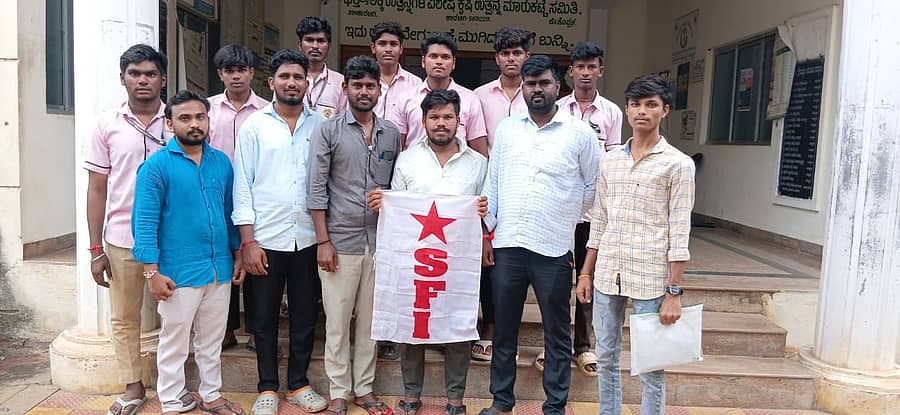 ಕಾರಟಗಿ ನಗರದಲ್ಲಿ ಪ್ರಥಮ ದರ್ಜೆ ಕಾಲೇಜು ಮಂಜೂರು ಸೇರಿ ವಿವಿಧ ಸೌಕರ್ಯ ಕಲ್ಪಿಸುವ ಬಗ್ಗೆ ಗುರುವಾರ ತಹಶೀಲ್ದಾರ್ ಕಚೇರಿಯಲ್ಲಿ ನಡೆಯಬೇಕಿದ್ದ ಸಭೆ ಮುಂದೂಡಿರುವುದನ್ನು ಖಂಡಿಸಿ ಎಸ್ಎಫ್ಐ ಸಂಘಟನೆ ಸದಸ್ಯರು ಪ್ರತಿಭಟನೆ ನಡೆಸಿದರು