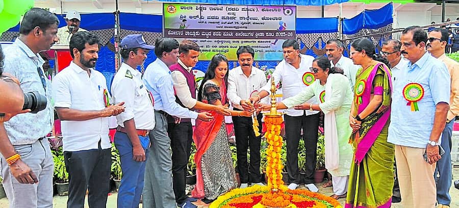 <div class="paragraphs"><p>ಕೋಲಾರದಲ್ಲಿ ಈಚೆಗೆ ಪದವಿ ಪೂರ್ವ ಕಾಲೇಜುಗಳ ತಾಲ್ಲೂಕುಮಟ್ಟದ ಕ್ರೀಡಾಕೂಟಕ್ಕೆ ಸಂಸದ ಎಂ.ಮಲ್ಲೇಶ್‌ ಬಾಬು ಚಾಲನೆ ನೀಡಿದರು</p></div>