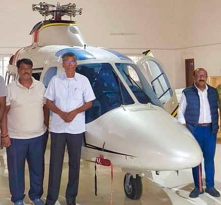 <div class="paragraphs"><p>ಬೆಳಗಾವಿ ಜಿಲ್ಲಾ ಉಸ್ತುವಾರಿ ಸಚಿವ ಸತೀಶ ಜಾರಕಿಹೊಳಿ ಹೊಸ ಹೆಲಿಕಾಪ್ಟರ್ ಖರೀದಿಸಿದ್ದು, ಬೆಂಗಳೂರು ಸಮೀಪದ ಜಕ್ಕೂರು ಏರೋಡ್ರೋಮ್ನಲ್ಲಿ ಶುಕ್ರವಾರ ಅದನ್ನು ಪರಿಶೀಲನೆ ಮಾಡಿದರು</p></div>