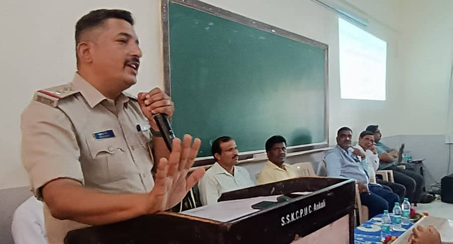 ಚಿಕ್ಕೋಡಿ ತಾಲ್ಲೂಕಿನ ಅಂಕಲಿ ಗ್ರಾಮದಲ್ಲಿ ಪೋಕ್ಸೊ ಕಾಯಿದೆ, ಸೈಬರ್ ಕಾನೂನು ಹಾಗೂ ಸ್ಪರ್ಧಾತ್ಮಕ ಪರೀಕ್ಷೆ ಕುರಿತು ಚಿಕ್ಕೋಡಿ ಸಿಪಿಐ ವಿಶ್ವನಾಥ ಚೌಗುಲೆ ಉಪನ್ಯಾಸ ನೀಡಿದರು