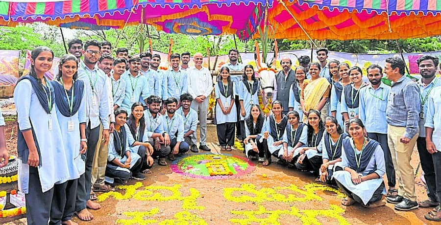 <div class="paragraphs"><p>ಹಾವೇರಿ ತಾಲ್ಲೂಕಿನ ನಾಲ್ಕು ಗ್ರಾಮಗಳಲ್ಲಿ ರೈತರ ಬಗ್ಗೆ ಅಧ್ಯಯನ ನಡೆಸಿದ ಹನುಮನಮಟ್ಟಿ ಕೃಷಿ ಮಹಾವಿದ್ಯಾಲಯದ ವಿದ್ಯಾರ್ಥಿಗಳು</p></div>