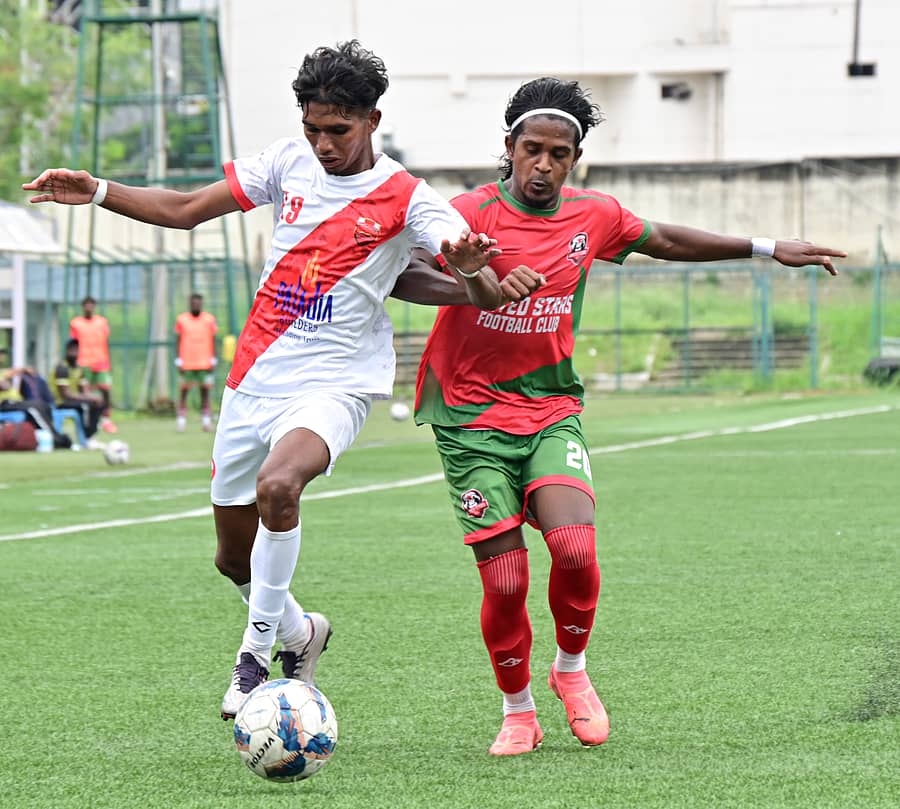 <div class="paragraphs"><p>ಯುನೈಟೆಡ್ ಸ್ಟಾರ್ಸ್ ಫುಟ್ಬಾಲ್ ಕ್ಲಬ್ನ ಅಬಿ ಎಸ್. (ಬಲ) ಮತ್ತು ಬೆಂಗಳೂರು ಡ್ರೀಮ್ ಯುನೈಟೆಡ್ ಎಫ್ಸಿ ತಂಡದ ವಿವೇಕ್ ಸಿ.ಎಸ್. ಚೆಂಡಿಗಾಗಿ ಸೆಣಸಾಟ ನಡೆಸಿದರು </p></div>