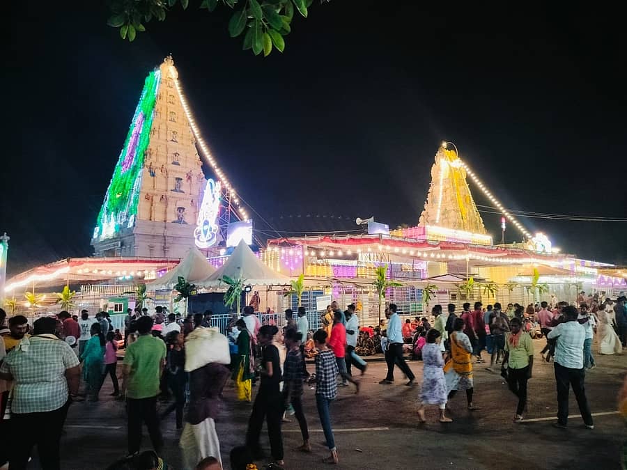 ಮಲೆ ಮಹದೇಶ್ವರ ಸ್ವಾಮಿ ದೇವಾಲಯದಲ್ಲಿ ಸೆ.20ರಿಂದ ಮಾದೇಶ್ವರ ಸ್ವಾಮಿಯ ಮಹಾಲಯ ಜಾತ್ರಾ ಮಹೋತ್ಸವ ಆರಂಭವಾಗಲಿದ್ದು ದೇವಸ್ಥಾನಕ್ಕೆ ವಿದ್ಯುತ್ ದೀಪಾಲಂಕಾರ ಮಾಡಲಾಗಿದೆ