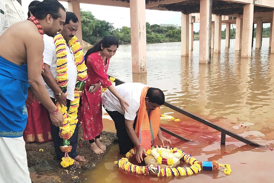 ಬಾಗೇಪಲ್ಲಿ ತಾಲ್ಲೂಕಿನ ಪರಗೋಡು ಗ್ರಾಮದ ಬಳಿಯ ಚಿತ್ರಾವತಿ ಬ್ಯಾರೇಜಿಗೆ ಶಾಸಕ ಎಸ್.ಎನ್.ಸುಬ್ಬಾರೆಡ್ಡಿ ಬಾಗಿನ ಅರ್ಪಿಸಿದರು
