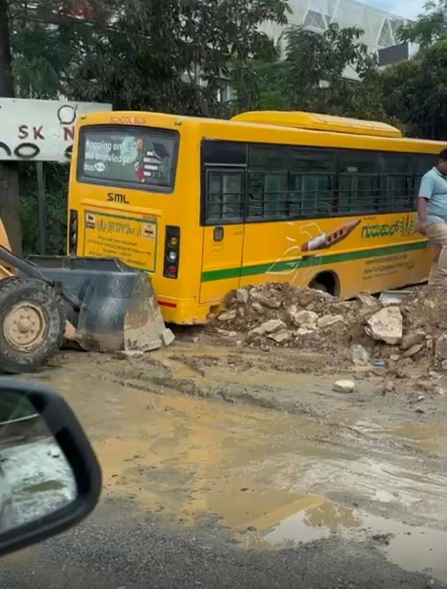 ರಸ್ತೆಯಲ್ಲಿ ಬಿದ್ದಿರುವ ಗುಂಡಿಯಲ್ಲಿ ಸಿಲುಕಿದ ಶಾಲಾ ಬಸ್‌ 