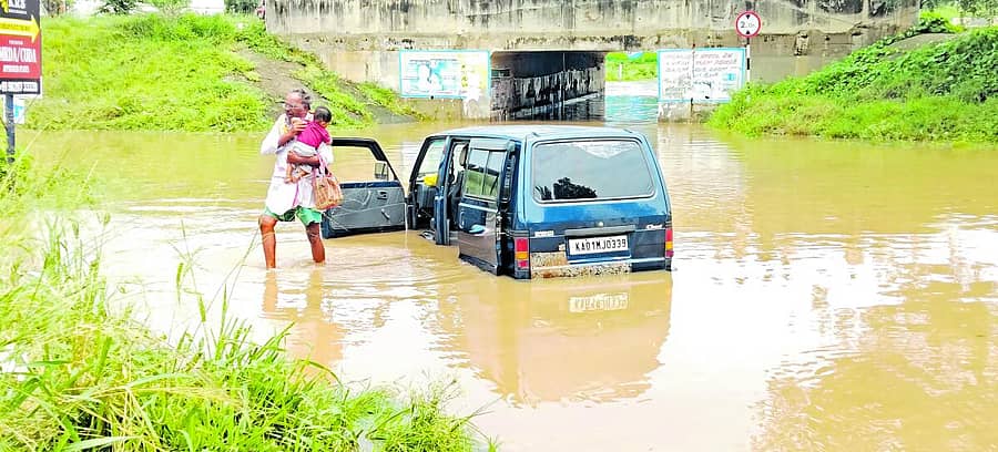 <div class="paragraphs"><p>ಚಿಕ್ಕಬಳ್ಳಾಪುರದಿಂದ ಮಂಚನಬಲೆಗೆ ಸಾಗುವ ರಸ್ತೆ ಕೆಳ ಸೇತುವೆಯಲ್ಲಿ ತುಂಬಿದ್ದ ಮಳೆ ನೀರಿನಲ್ಲಿ ಸಿಲುಕಿದ್ದ ಕಾರಿನಿಂದ ಮಗುವನ್ನು ಹೊರಗೆ ಕರೆ ತಂದ ವೃದ್ಧ</p></div>