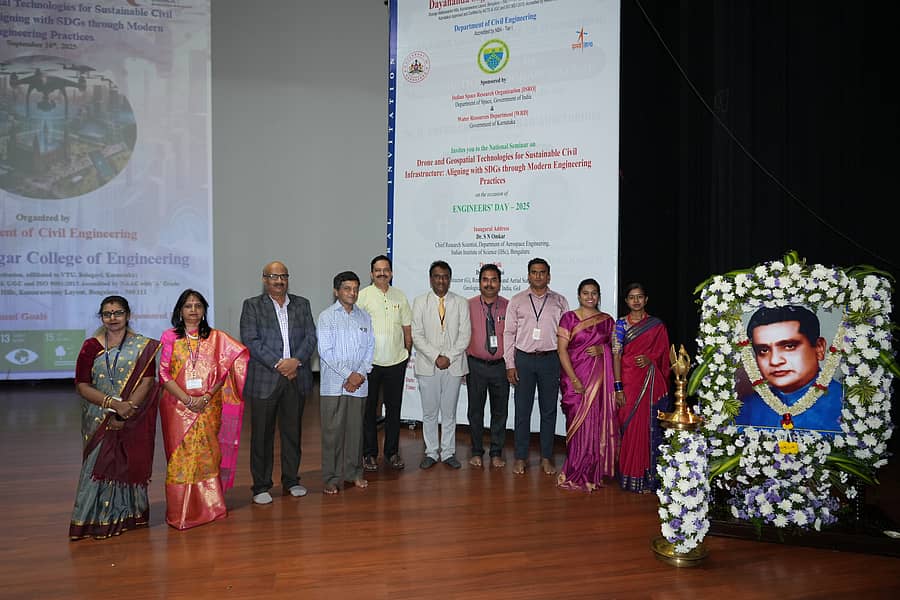 ದಯಾನಂದ ಸಾಗರ್ ಎಂಜಿನಿಯರಿಂಗ್ ಕಾಲೇಜಿನಲ್ಲಿ ಇಂಜಿನಿಯರ್‌ಗಳ ದಿನದ ಅಂಗವಾಗಿ ನಡೆದ ಕಾರ್ಯಕ್ರಮದಲ್ಲಿ ಭಾಗವಹಿಸಿದ್ದ ಗಣ್ಯರು.
