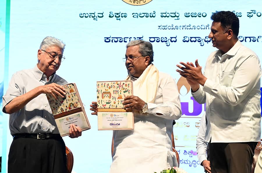 <div class="paragraphs"><p>ಉನ್ನತ ಶಿಕ್ಷಣ ಇಲಾಖೆ, ಅಜೀಂ ಪ್ರೇಮ್‍ಜಿ ಫೌಂಡೇಶನ್ ರೂಪಿಸಿದ ದೀಪಿಕಾ ವಿದ್ಯಾರ್ಥಿವೇತನ ಒಡಂಬಡಿಕೆಯನ್ನು ಸಿದ್ದರಾಮಯ್ಯ, ಉದ್ಯಮಿ ಅಜೀಂ ಪ್ರೇಮ್‌ಜಿ ಒಪ್ಪಂದ ಪತ್ರವನ್ನು ವಿನಿಯಮ ಮಾಡಿಕೊಂಡರು. ಡಾ.ಎಂ.ಸಿ. ಸುಧಾಕರ್ ಪಾಲ್ಗೊಂಡಿದ್ದರು. </p></div>