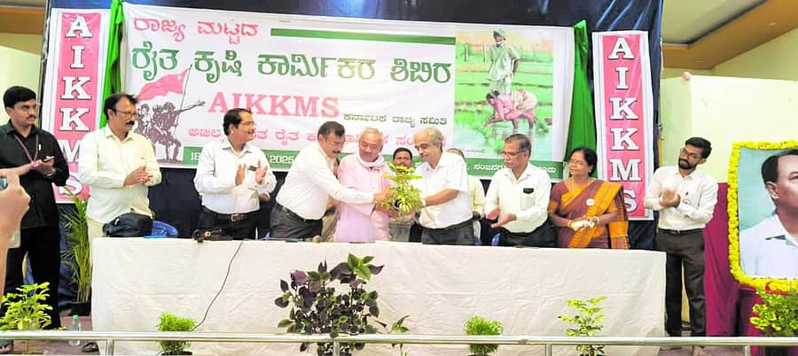 <div class="paragraphs"><p>ನಂಜನಗೂಡಿನ ನಂದಿನಿ ಕನ್ವೆಷನ್ ಹಾಲ್ನಲ್ಲಿ ಗುರುವಾರ ನಡೆದ ರೈತ ಕೃಷಿ ಕಾರ್ಮಿಕರ ಅಧ್ಯಯನ ಶಿಬಿರವನ್ನು ಎಸ್ಯುಸಿಐ ಪಕ್ಷದ ಪಾಲಿಟ್ ಬ್ಯೂರೊ ಸದಸ್ಯ ಕೆ.ರಾಧಾಕೃಷ್ಣ ಉದ್ಘಾಟಿಸಿದರು</p></div>