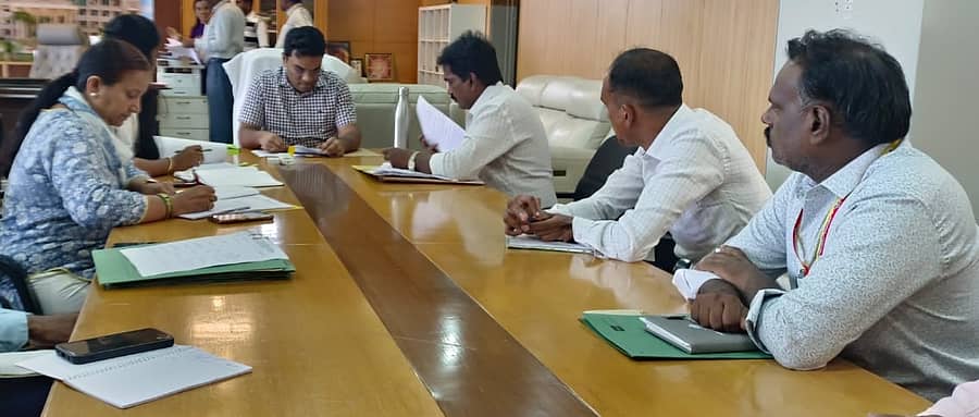 ರಾಮನಗರ ಜಿಲ್ಲಾಧಿಕಾರಿ ಕಚೇರಿಯಲ್ಲಿ ನಡೆದ ಎಂಎಸ್ಪಿಯಡಿ ರಾಗಿ ಮತ್ತು ಭತ್ತ ಖರೀದಿ ಟಾಸ್ಕ್ ಫೋರ್ಸ್ ಸಮಿತಿ ಸಭೆಯಲ್ಲಿ ಜಿಲ್ಲಾಧಿಕಾರಿ ಯಶವಂತ್ ವಿ. ಗುರುಕರ್ ಮಾತನಾಡಿದರು. ಆಹಾರ ಇಲಾಖೆ ಉಪ ನಿರ್ದೇಶಕಿ ಶಿಲ್ಪ ಎ.ಇ., ಕೃಷಿ ಇಲಾಖೆಯ ಜಂಟಿ ನಿರ್ದೇಶಕಿ ಅಂಬಿಕಾ ಹಾಗೂ ಇತರರು ಇದ್ದಾರೆ