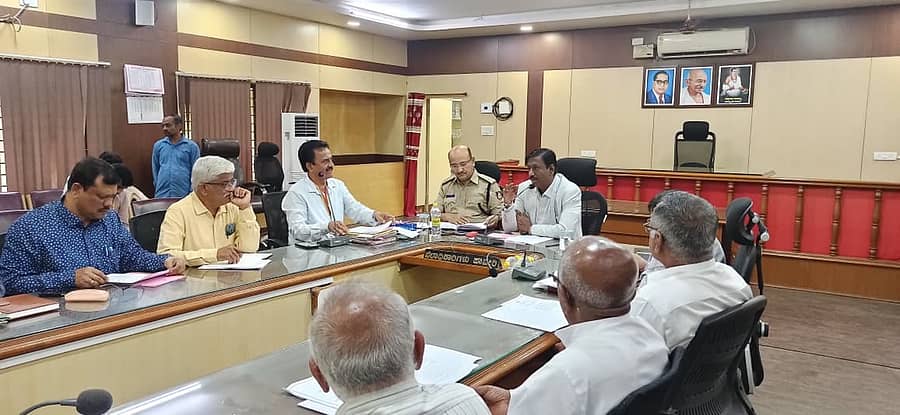 ಹಾವೇರಿ ಜಿಲ್ಲಾಧಿಕಾರಿ ಕಚೇರಿಯಲ್ಲಿ ಶುಕ್ರವಾರ ‘ಜಿಲ್ಲಾ ಆರೋಗ್ಯ ಅಭಿಯಾನದ ಪ್ರಗತಿ ಪರಿಶೀಲನಾ ಸಭೆ’ ನಡೆಯಿತು