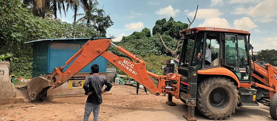 ಮೈಸೂರಿನ ಕೆಸರೆ ಬಳಿಯ ಪುಷ್ಪಾಶ್ರಮ ಜಂಕ್ಷನ್‌ನಲ್ಲಿರುವ ಸರ್ವೆ ನಂ. 494ರಲ್ಲಿನ ನಗರಸಭೆ ಜಾಗವನ್ನು ಅತಿಕ್ರಮಿಸಿ ನಿರ್ಮಿಸಿದ್ದ ಮಳಿಗೆಗಳನ್ನು ತೆರವುಗೊಳಿಸಲಾಯಿತು