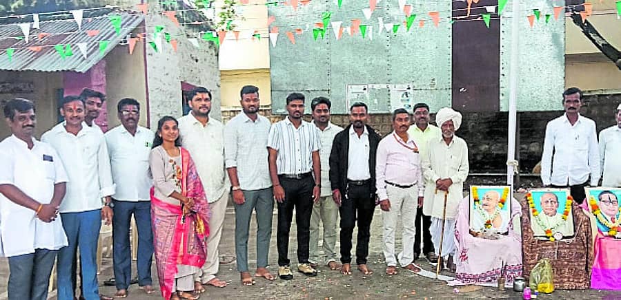 <div class="paragraphs"><p>ಹುಣಸಗಿ ತಾಲ್ಲೂಕಿನ ಕೊಡೇಕಲ್ಲ ಗ್ರಾಮದ ನಾಡಕಚೇರಿಯಲ್ಲಿ ಕಲ್ಯಾಣ ಕರ್ನಾಟಕ ಉತ್ಸವದ ಅಂಗವಾಗಿ ಸ್ವಾತಂತ್ರ್ಯ ಹೋರಾಟಗಾರ ಸಂಗಪ್ಪ ಮಂಟೆ ದ್ವಜಾರೋಹಣ ನೆರವೇರಿಸಿ ಮಾತನಾಡಿದರು. ಉಪ ತಹಶೀಲ್ದಾರ್ ಕಲ್ಲಪ್ಪ ಜಂಜಿಗಡ್ಡಿ ಸೇರಿದಂತೆ ಸಿಬ್ಬಂದಿಗಳು ಇದ್ದರು.</p></div>