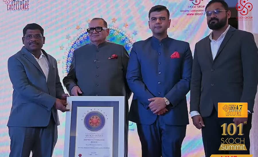 ನವದೆಹಲಿಯಲ್ಲಿ ಶನಿವಾರ ನಡೆದ ಕಾರ್ಯಕ್ರಮದಲ್ಲಿ ಕೊಪ್ಪಳ ಜಿಲ್ಲಾ ಪಂಚಾಯಿತಿ ಯೋಜನಾ ನಿರ್ದೇಶಕ ಪ್ರಕಾಶ್ ವಿ. ಅವರು ಪ್ರಶಸ್ತಿ ಸ್ವೀಕರಿಸಿದರು