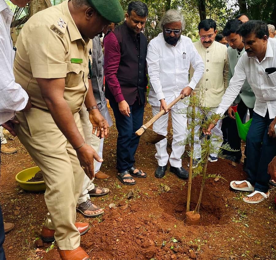 ಹುಬ್ಬಳ್ಳಿಯ ನೆಹರೂ ನಗರದ ಎಚ್ಡಿಎಂಸಿ ಉದ್ಯಾನದಲ್ಲಿ ಶುಕ್ರವಾರ ಆಯೋಜಿಸಿದ್ದ ವೃಕ್ಷಾರೋಪಣಾ ಅಭಿಯಾನಕ್ಕೆ ಅರಣ್ಯ ಸಚಿವ ಈಶ್ವರ ಖಂಡ್ರೆ ಚಾಲನೆ ನೀಡಿದರು