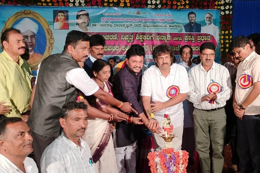 ಚನ್ನಗಿರಿಯ ಮೌದ್ಗಲ್ ಆಂಜನೇಯ ಸ್ವಾಮಿ ಸಮುದಾಯ ಭವನದಲ್ಲಿ ಶನಿವಾರ ನಡೆದ ಶಿಕ್ಷಕರ ದಿನಾಚರಣೆ ಹಾಗೂ ನಿವೃತ್ತ ಶಿಕ್ಷಕರಿಗೆ ಸನ್ಮಾನ ಕಾರ್ಯಕ್ರಮವನ್ನು ಪ್ರಾಥಮಿಕ ಮತ್ತು ಪ್ರೌಢಶಿಕ್ಷಣ ಸಚಿವ ಮಧು ಬಂಗಾರಪ್ಪ ಉದ್ಘಾಟಿಸಿದರು. ಬಸವರಾಜು ವಿ. ಶಿವಗಂಗಾ, ಜಿ. ಕೊಟ್ರೇಶ್ ಇದ್ದರು.