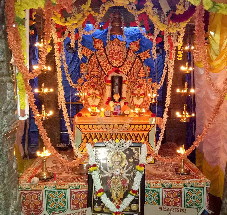 ಕಂಪ್ಲಿ ಪೇಟೆ ಬಸವೇಶ್ವರ ದೇವಸ್ಥಾನದಲ್ಲಿ ವಿಜಯದಶಮಿ ಅಂಗವಾಗಿ ಪ್ರದರ್ಶನವಾಗಲಿರುವ ಧರ್ಮಸ್ಥಳ ಮಂಜುನಾಥೇಶ್ವರ ಗೊಂಬೆ ಅಲಂಕಾರ ದೃಶ್ಯ (ಸಂಗ್ರಹ ಚಿತ್ರ)