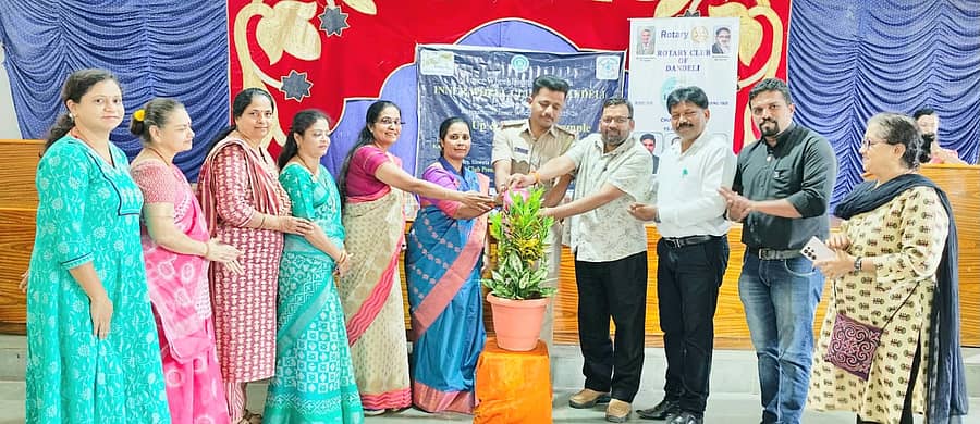 ದಾಂಡೇಲಿಯ ಇನ್ನರ್ ವಿಲ್ಹ್ ಕ್ಲಬ್, ರೋಟರಿ ಕ್ಲಬ್ ಹಾಗೂ ಜನತಾ ವಿದ್ಯಾಲಯ ಸಂಯುಕ್ತ ಆಶ್ರಯದಲ್ಲಿ ನಡೆದ ಮಾದಕ ವಸ್ತುಗಳ ವಿರೋಧಿ ಜಾಗೃತಿ ಕಾರ್ಯಕ್ರಮವನ್ನು ಗಣ್ಯರು ಉದ್ಘಾಟಿಸಿದರು